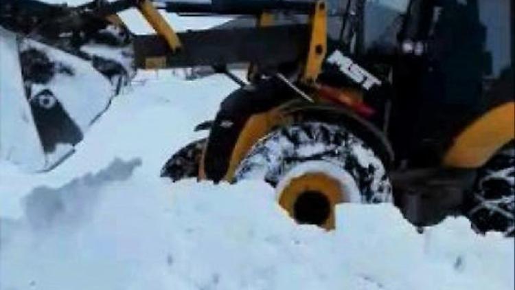 Başkalede 2 metreyi bulan karla mücadele