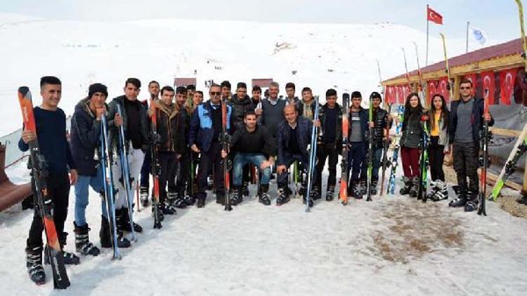 Ercişli öğrenciler kayak keyfi yaşadı