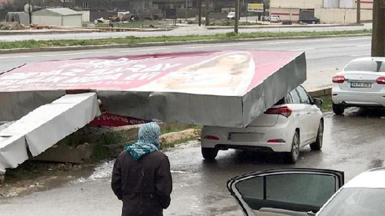Reklam tabelası, fırtınada otomobilin üzerine devrildi