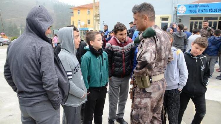 Bigadiçte polisten öğrencilere kıyafet