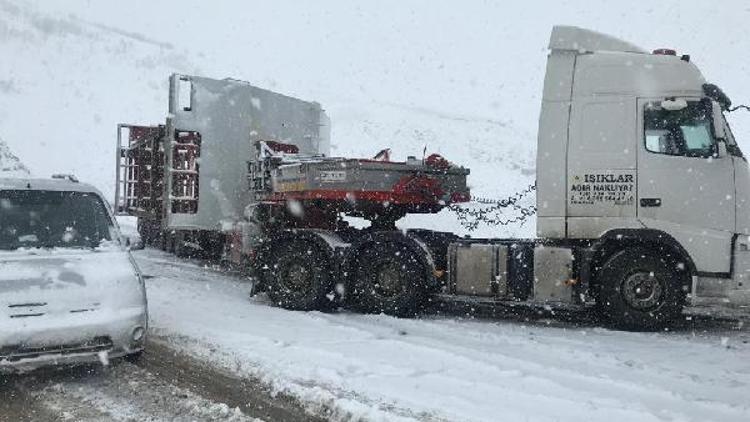 Karlıova- Erzurum yolu kardan kapandı, araçlar mahsur kaldı