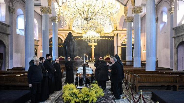 Patrik Mutafyanın naaşı saygı duruşu için Meryem Ana Kilisesinde katafalka konuldu