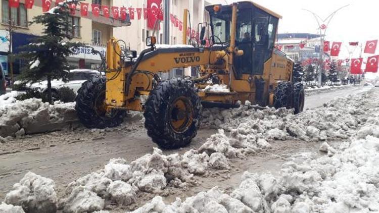 Hakkaride 64 yerleşim biriminin yolu kardan kapandı