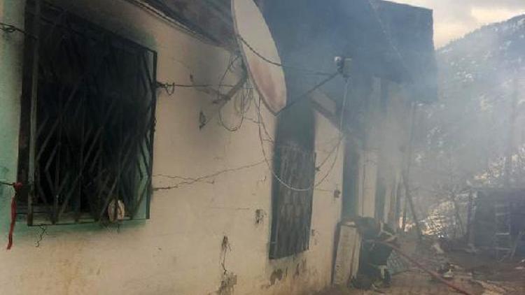 Sobadan sıçrayan kıvılcımlar evi yaktı