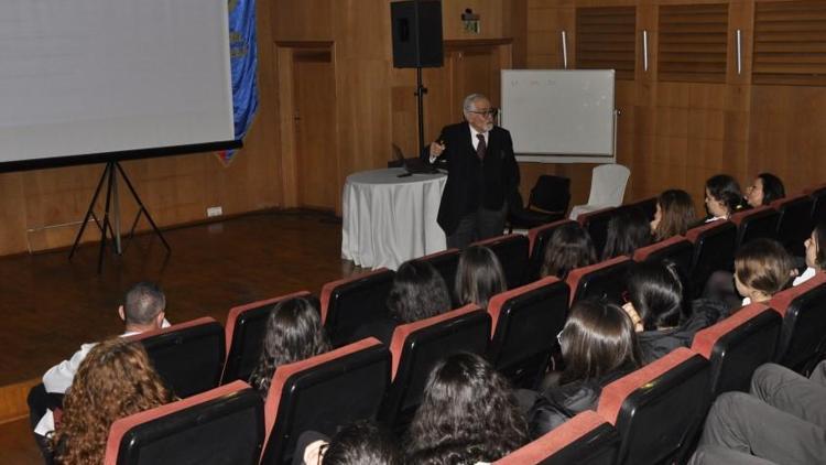 İzmir Özel Türk Koleji iklim değişikliğini masaya yatırıyor