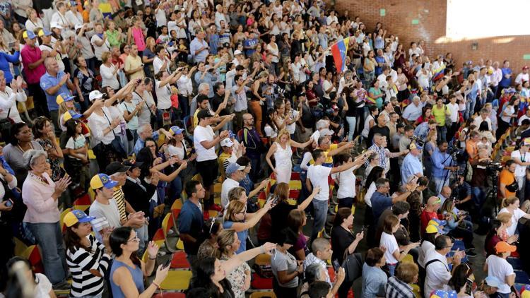 Venezuela’da muhalefet sokakta toplantı, iktidar yürüyüş yapacak