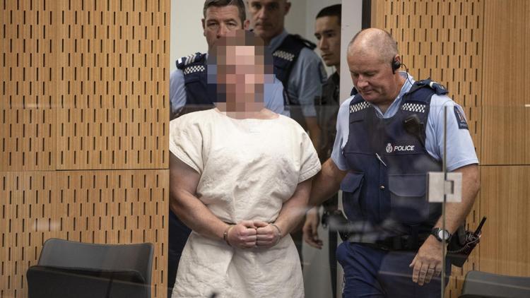 Yeni Zelandadaki camilere saldıran terörist mahkemeye çıkartıldı