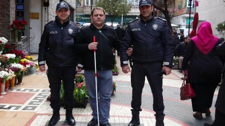 Görme engelli, her ay maaşını çekmek için polisi arıyor