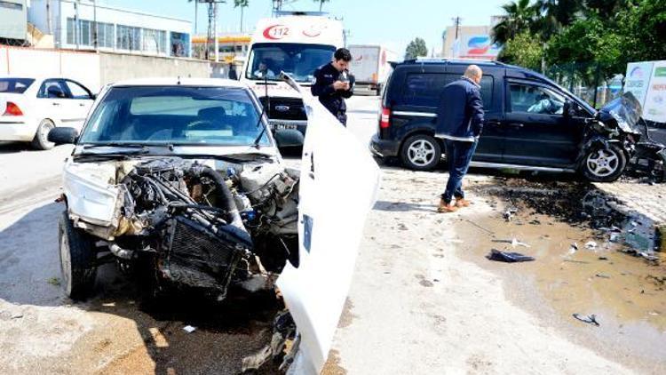 Adanada iki otomobil kafa kafaya çarpıştı: 3 yaralı