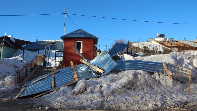 Karlıovada fırtına çatıları uçurdu