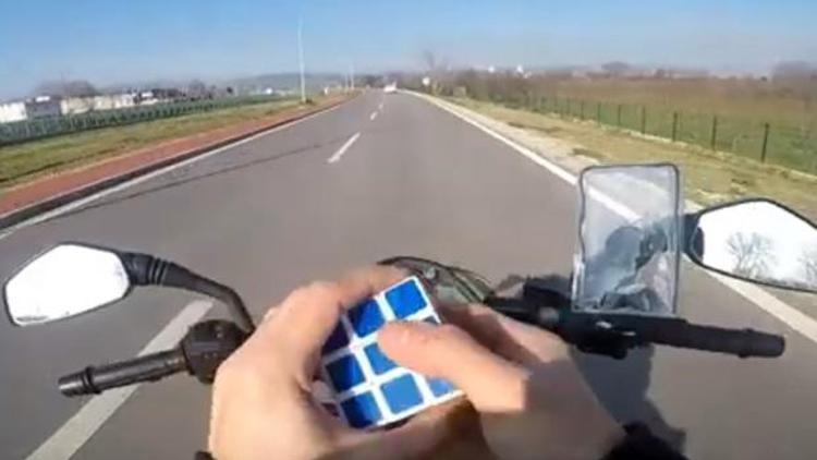 Motosikletle hareket halindeyken rubik küpü çözdü O anları sosyal medyada paylaştı