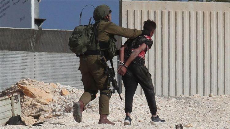 İsrail güçleri 8 Filistinliyi gözaltına aldı
