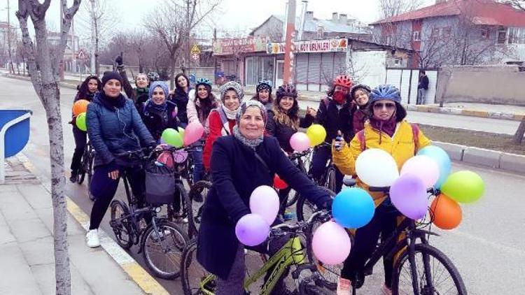 Vanda süslü kadınlardan bisiklet turu