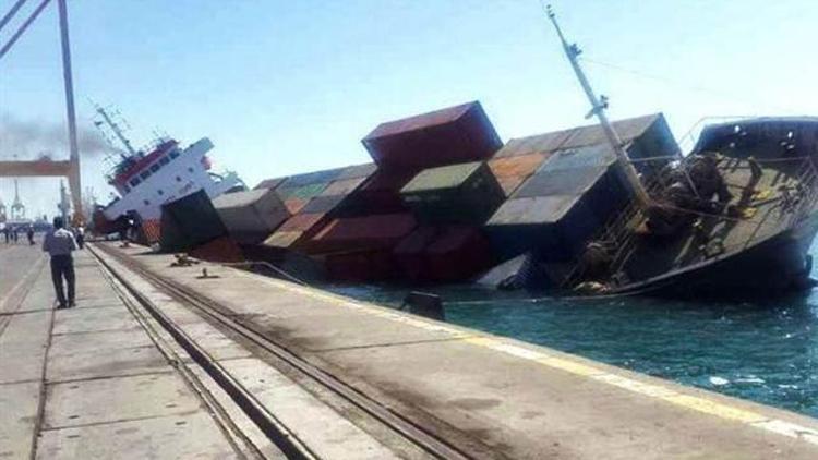 İranda konteyner yüklü gemi battı