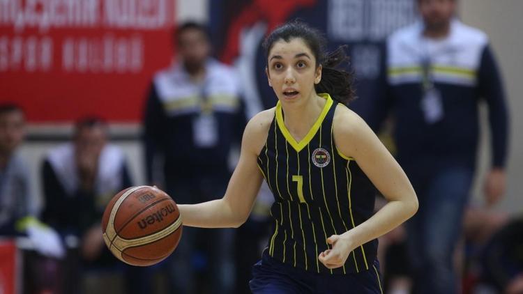 Fenerbahçeli genç basketbolcu, 17 yaşında yazdığı roman ile gündeme oturdu