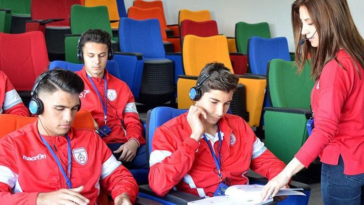 Altınordulu futbolculara laboratuvar sisteminde İngilizce eğitimi