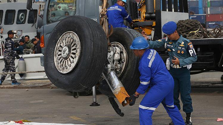 Lion Air uçağı denize düşerken pilotlar kullanma kılavuzuna baktı