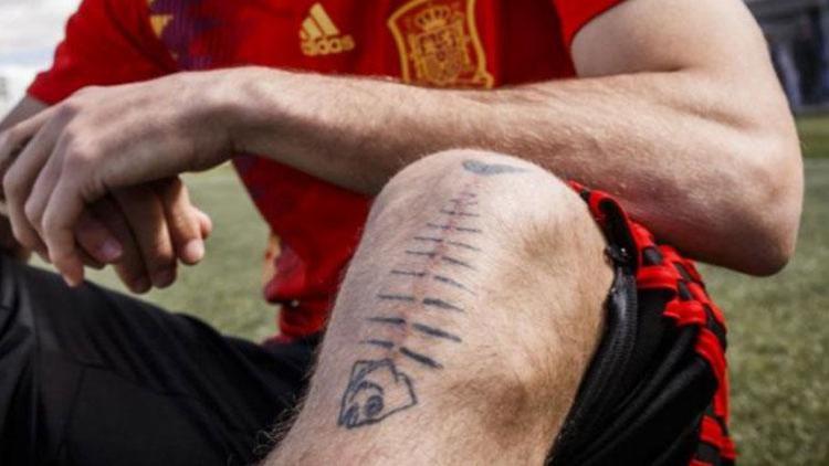 Ünlü futbolcu ameliyat izlerinden dövme yaptırdı
