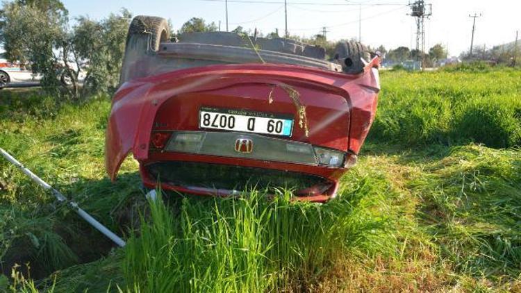 Otomobil tarlaya uçtu; sürücü ile Kazak kadın öldü