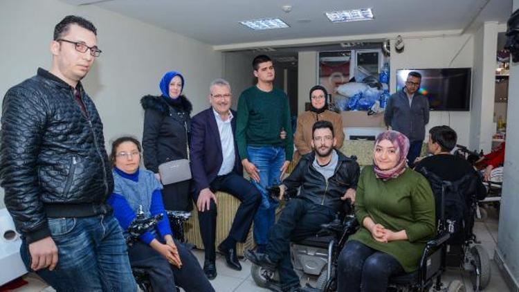 Başkan Özkan ile eşinden Engelsiz Yaşam Merkezi’ne ziyaret