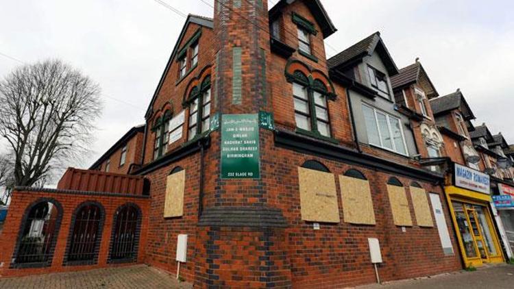 İngiltere’de 5 camiye balyozla saldıran iki kişiye gözaltı