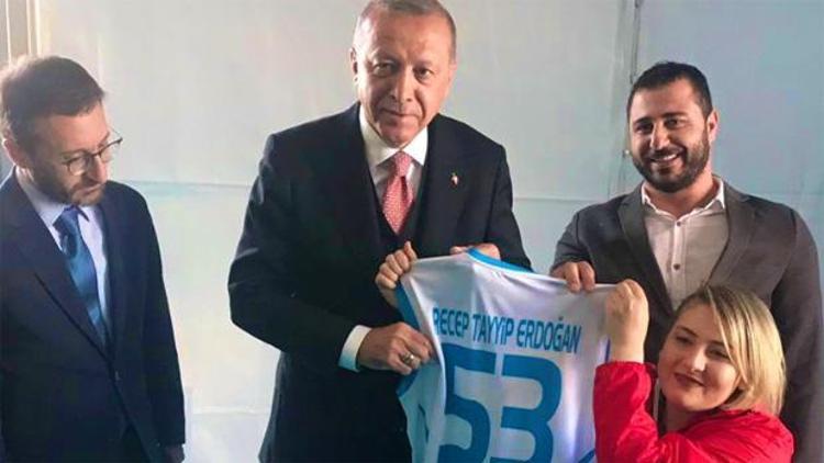 Cumhurbaşkanı Erdoğan, Ankara mitinginde milli sporcu ile görüştü