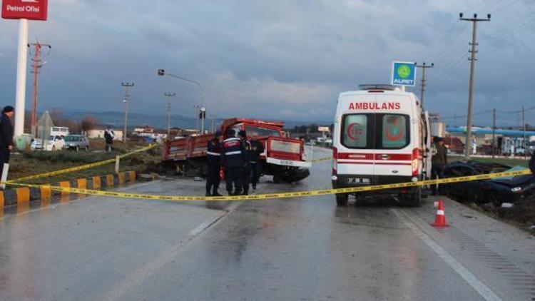 Kastamonuda otomobil kamyona çarptı, 3 uzman çavuş öldü, 2 kişi yaralandı