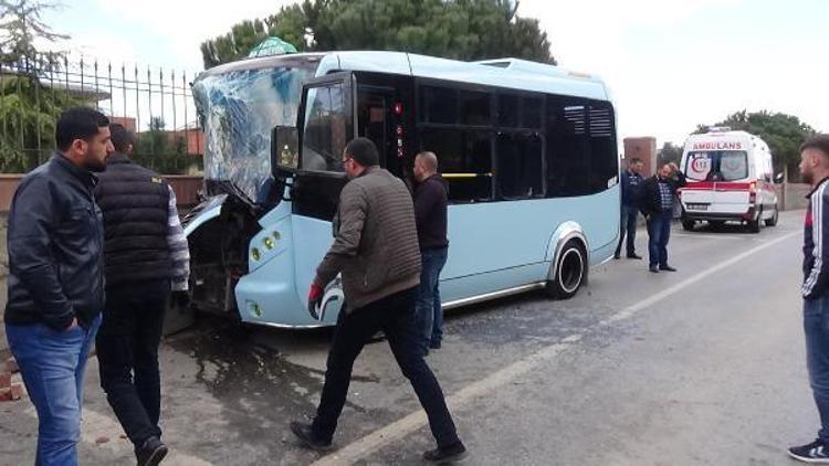 Maltepede yolcu minibüsü duvara çarptı: 8 yaralı