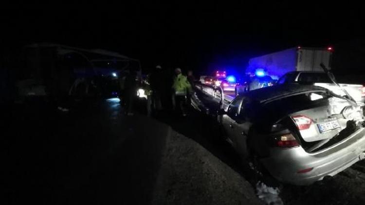 Erzincanda zincirleme trafik kazası: 11 yaralı