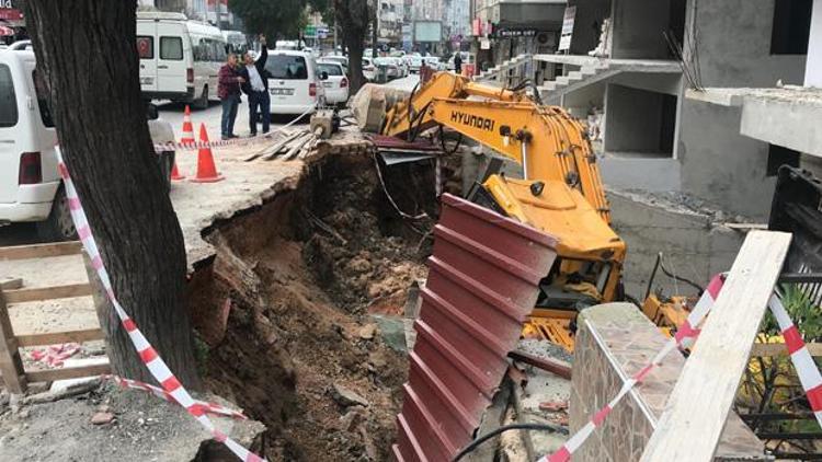 Kaldırım çöktü, iş makinesi içine düştü