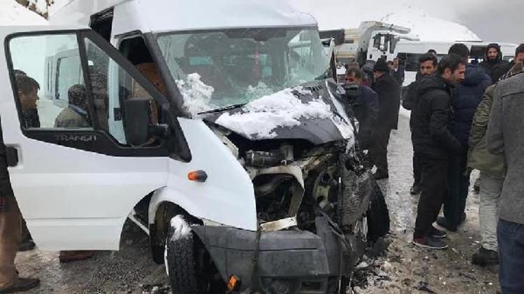 Yolcu minibüsü ile kamyonet çarpıştı: 12 yaralı