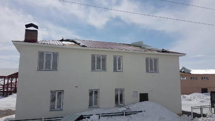 Karlıovada fırtına; mezbahanın çatısı uçtu