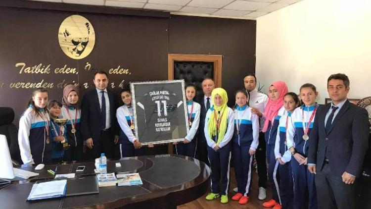 Kız Futsal takımından Kaymakam Partala ziyaret