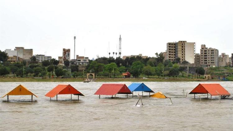 İranda sağanak yağışlar barajların taşmasına neden oluyor