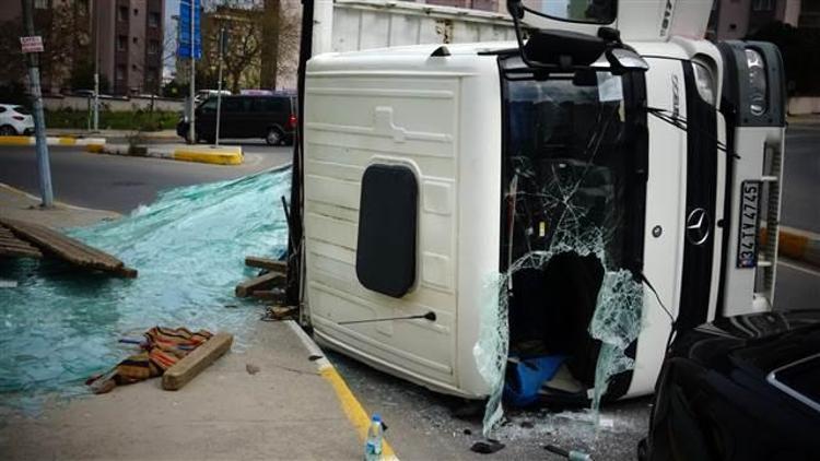 Pendik’te cam yüklü kamyon devrildi: Yaralılar var
