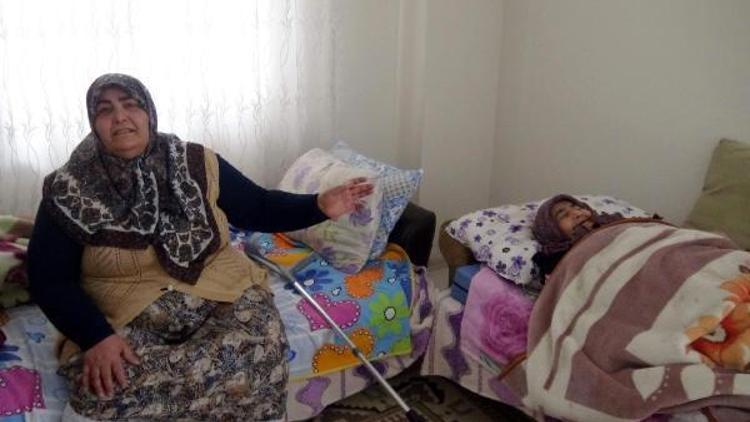 Yatalak annesi ve 2 çocuğuyla yaşam mücadelesi veriyor