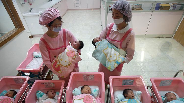 İki rahimli Bangladeşli kadın yaklaşık bir ay arayla doğum yaptı