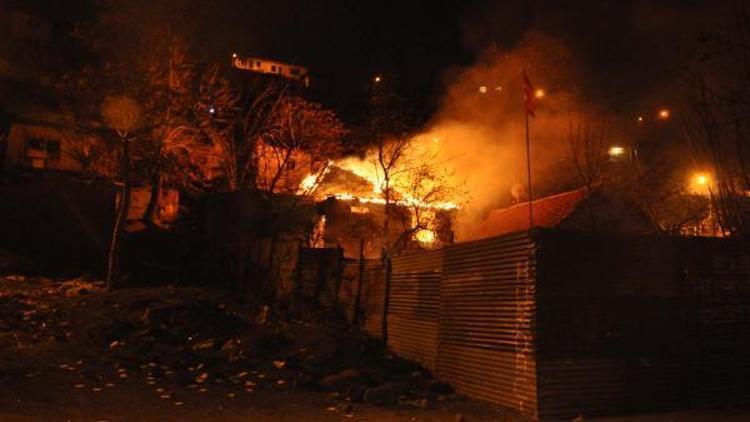 Ankarada hurda deposu alev alev yandı