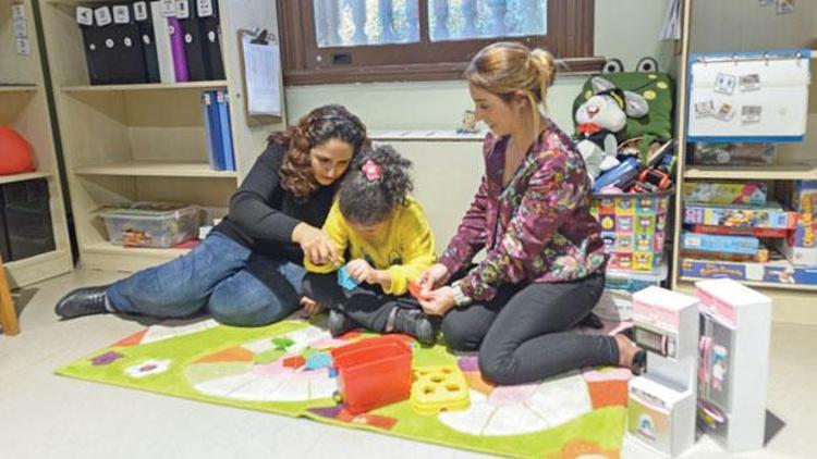 Çocuğu otizmli olan babalar evi terk ediyor, biz anneler, bu yükün altından nasıl kalkacağız