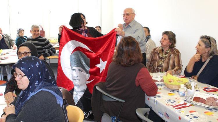 Atatürklü Türk bayrağıyla geleneksel Öz Kayseri gezisi