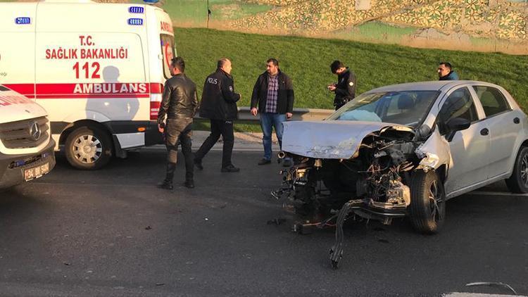 Cevizlibağdaki kazada otomobilin motoru yerinden fırladı