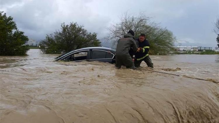 KKTC’de seyir halindeki araçlar sel sularına kapıldı
