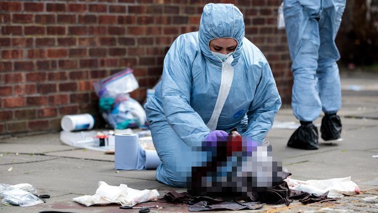 Londrada kanlı gece 4 kişi sırtından bıçaklandı