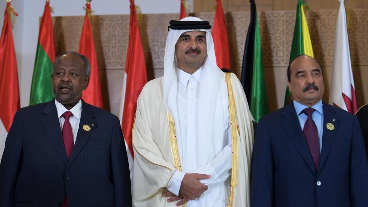 Katar Emiri Arap Birliği Zirvesinden erken ayrıldı