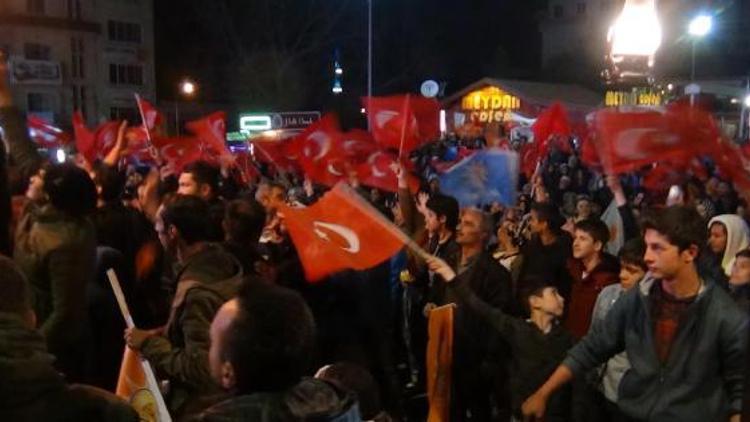 Simavda, AK Partili Biçerin seçilmesi 41 pare top atışıyla kutlandı