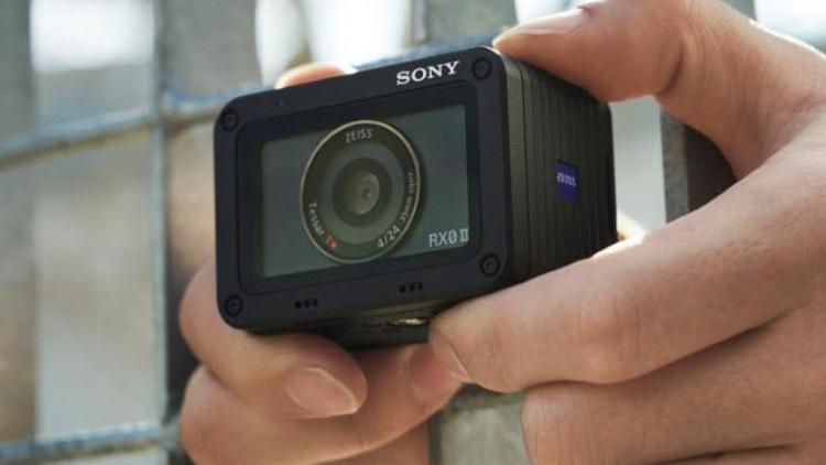 Sonyden hem küçük hem hafif fotoğraf makinesi: RX0 II
