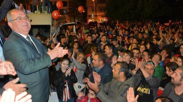 Datçada CHPli Uçar seçim zaferini partililerle kutladı
