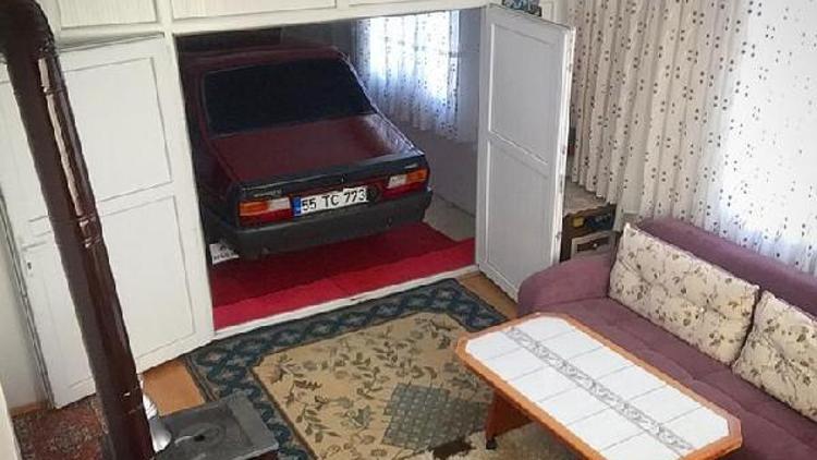 Evinin bir odasını, çok sevdiği otomobiline ayırdı