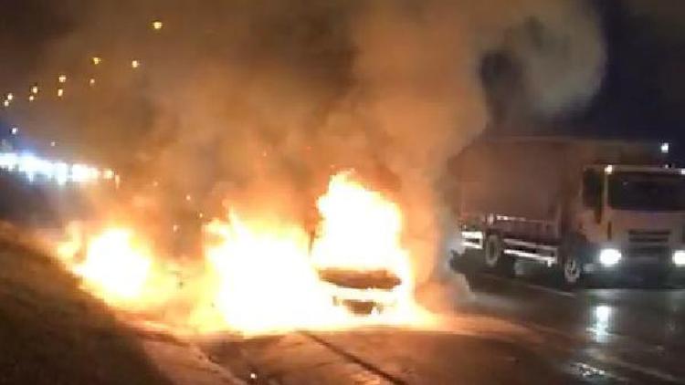 Hadımköy TEM Otoyolunda otomobil alev alev yandı