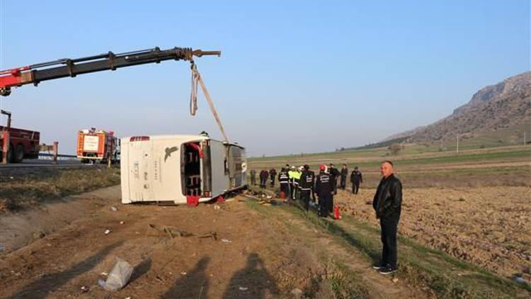 Son dakika: Denizlide yolcu otobüsü devrildi İki kişi öldü, çok sayıda yaralı var